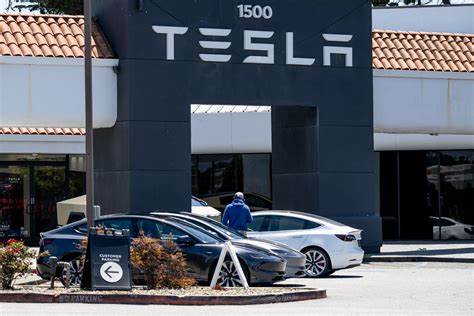 Tesla Braces for ‘Rough’ Quarters as US Ends EV Incentives