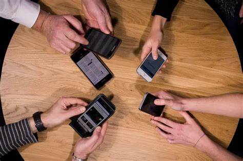 France set to allow police to spy through phones - Le Monde.fr