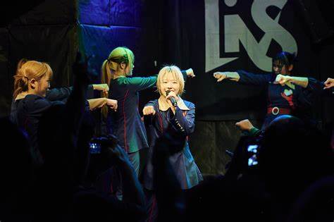 【LIVE REPORT】LiVSが再結成、ミニ・マルコを加え再スタート 