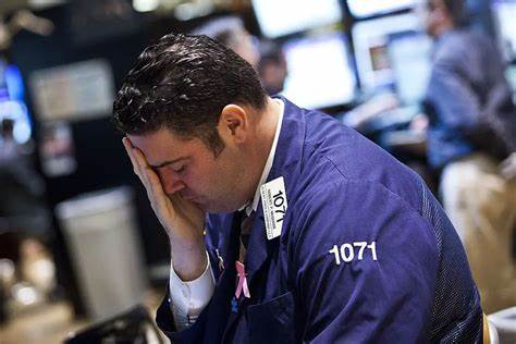 Famed market bear Albert Edwards warns of an 'everything bubble' in US stocks and home prices that could soon pop