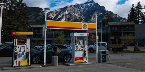 Shell in early talks to buy rival BP, WSJ reports