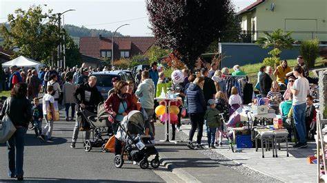 Der Dorfflohmarkt in Unfinden lockte wieder viele Besucher an