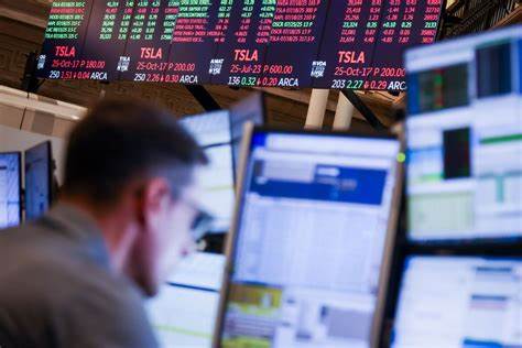 Dollar Gains as Traders Turn Focus to Signs of Economic Strength