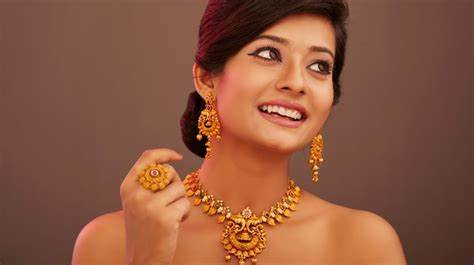 Gold Trades Near Record With Fed Seen Cutting Rates This Week