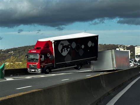 Métropole de Lyon . Le vent violent renverse sa remorque, un poids 