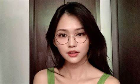 Who is Irene Zhao, the Singapore model who made millions selling her NFTs? - Style