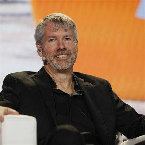 MicroStrategy founder Michael Saylor steps down as CEO after company reports $900 million in crypto losses - Fortune