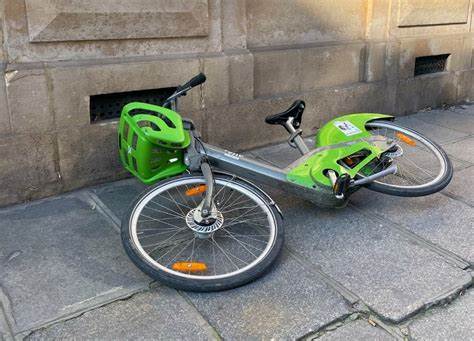 Paris' popular bike share program has a big sticky finger problem