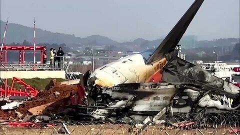 Watch: Moment South Korean plane crashes at Muan airport - Yahoo
