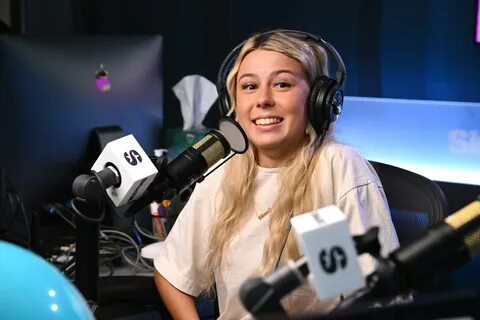 Hawk Tuah girl Hailey Welch breaks down on podcast responding to her 'crypto scam' - Times of India