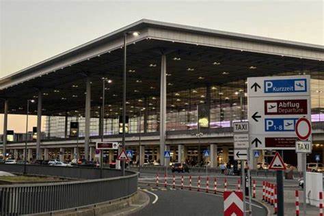 Parkplätze am Flughafen BER: So geht’s günstiger - Kfz.net