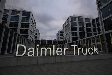 Daimler Truck Cuts Guidance on North America Uncertainty