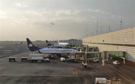 Mexico remains in category two as 16 international airlines resist moving from AICM
