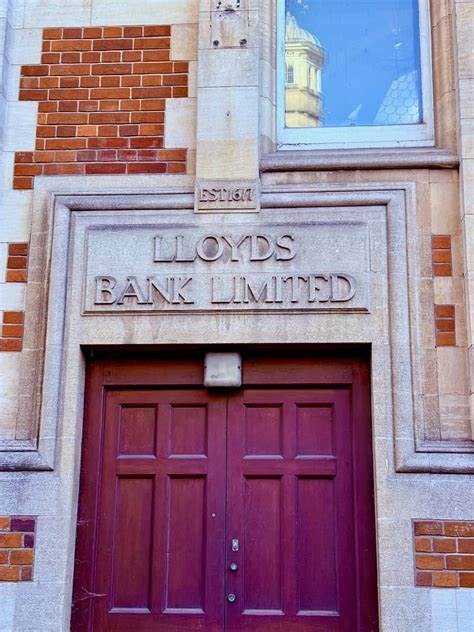 UK fintech Curve in talks to be acquired by Lloyds