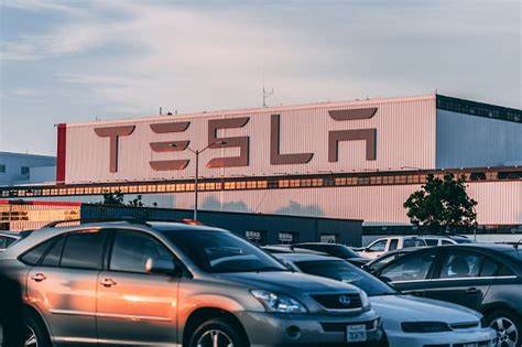 Tesla (TSLA) Gets $285 PT, Neutral — Goldman Flags Weaker U.S. EV Demand