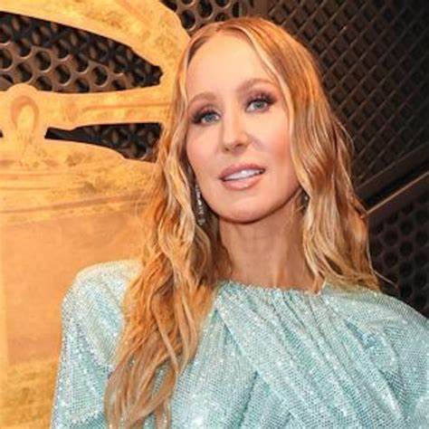 Grammys 2025: Nikki Glaser Gets Last Laugh After Losing Award to Dave Chappelle - E! Online - E! NEWS