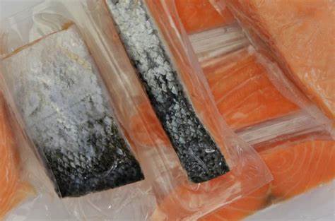 Thawing vacuum-packed fish correctly