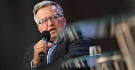 Profesor retoryki ocenia słowa Komorowskiego: 'Z takim przemówieniem 