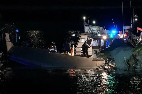 American Airlines Flight 5342 and Black Hawk Helicopter Seen Colliding over Potomac River in Horrifying Video - Yahoo Entertainment