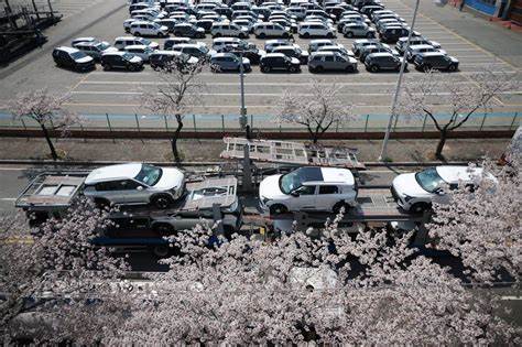 Analysis-Despite tariffs, it's still America first for Asia's legacy automakers