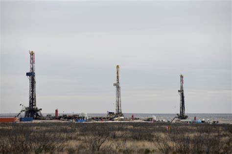 US drillers cut oil and gas rigs for 10th week in a row, Baker Hughes says