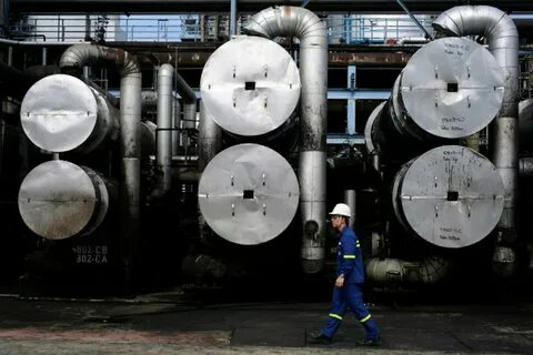 Top Oil Traders Vie to Buy Chevron’s 50% in Singapore Refinery