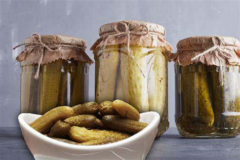 Castraveți murați în saramură, la borcan - Rețetă VIDEO