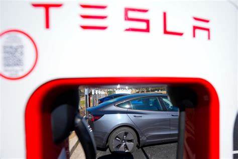 Tesla announces Nov. annual meeting under pressure from shareholders, but may still be skirting law
