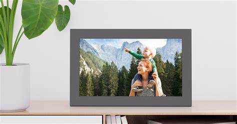 Digital Photo Frame Looks Like Paper and Doesn't Need an Outlet