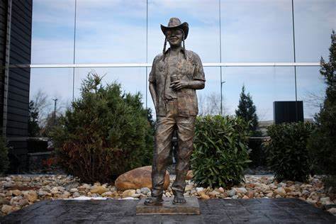 The founder and CEO of Texas Roadhouse caught COVID. 4 months later, he died by suicide. Family and colleagues detail his final days and legacy - Fortune