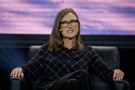 Billionaires Are Buying This Cryptocurrency That Could Soar 2,276%, According to Cathie Wood - Yahoo Finance