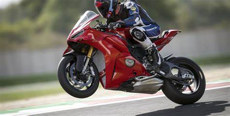 Ducati Panigale V4 S 2025 Test