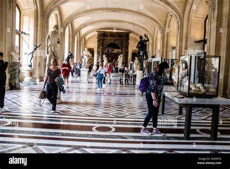 le plus grand musée du monde - Louvre Museum Paris
