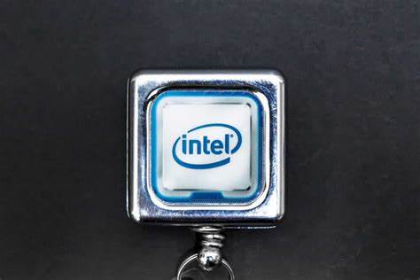 As Intel Considers a Pivot From 18A Tech, How Should You Play INTC Stock?