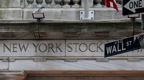US stocks ends up, with Nasdaq hitting record. Market shrugs off Trump's tariff threats