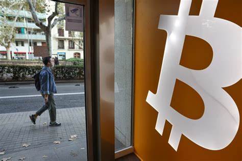Bitcoin (BTC) Wavers, Smaller Tokens Sink as Frothy Crypto Rally Frays - Bloomberg