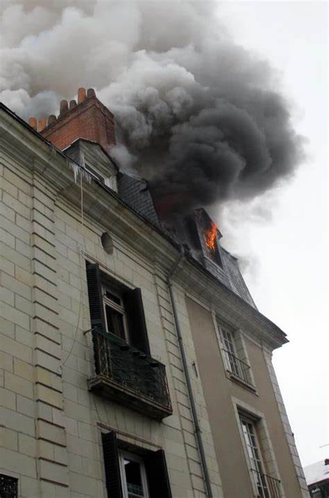 Un impressionnant incendie ravage le dernier étage d’un immeuble du 