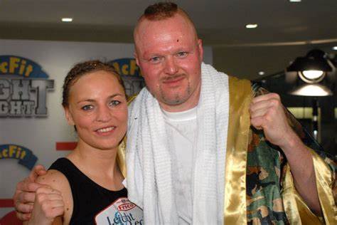 Ist Stefan Raab „back in town“? So war der Boxkampf gegen Regina Halmich