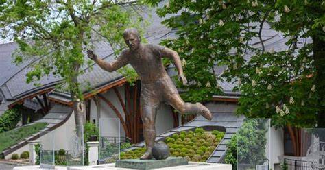 Lázár János döntött: a felcsúti stadion nem lett műemlék, de a 