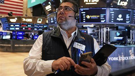 Dow Opens Lower. Tariff Threats Weigh on the Market