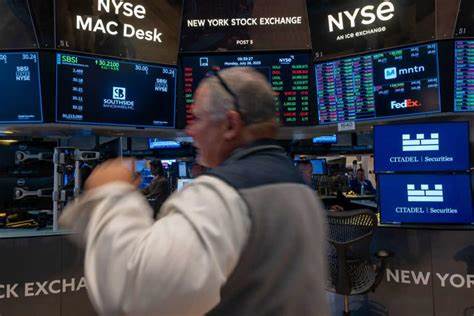 The Economy Is Slowing. Why That Won’t Spook the Fed—but Will Support Stocks