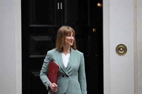 UK bonds, sterling selloff sharply as worries build over finance minister
