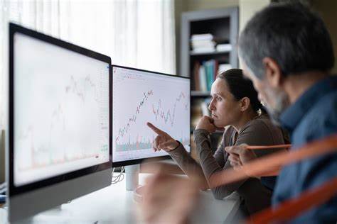 Better Fintech Stock: Robinhood vs. SoFi Technologies