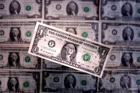 Dollar Falls on Fed Independence, Deficit Fears