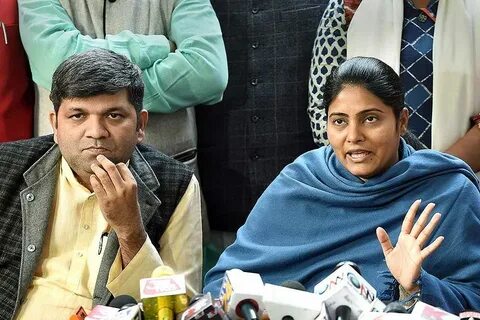 अपने ही दल के नेता से टक्कर 