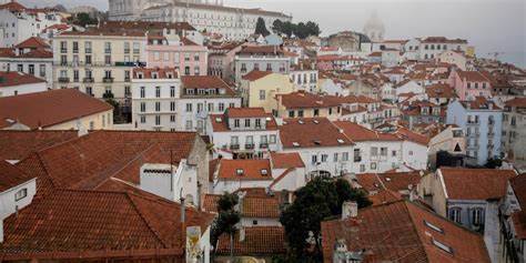 Fitch Upgrades Portugal on Declining Debt Ratio