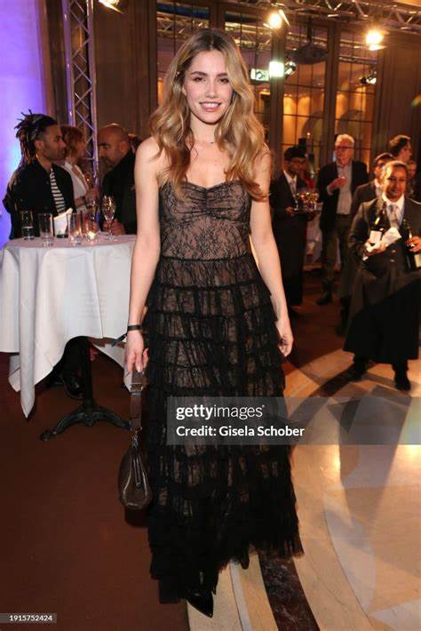 Mitsou Jung Nackt: Ein Blick hinter die Kulissen - RobertGeiss