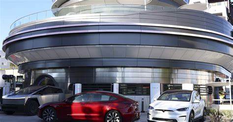 Elon Musk opened a diner in Hollywood. What could go wrong?