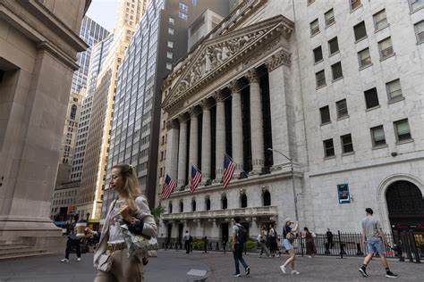 Wall Street’s Risk Takers Are Staging a Retreat - Bloomberg