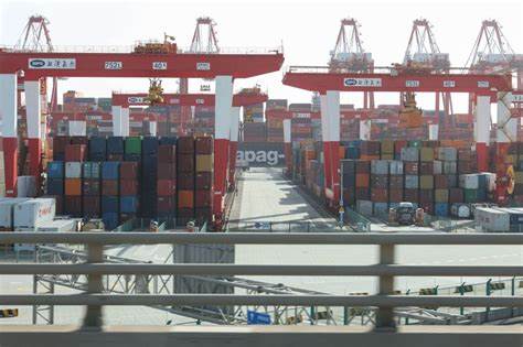 Trump closed a loophole for low-cost imports ‒ until all hell broke loose - Yahoo